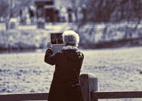 lady-3323721_1280